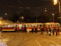 Trojice vozů na lince 42 na konečné stanici ve Vozovně Střešovice. | 02.12.2017