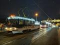 Pracovní vůz T3M #5572, Škoda 15T ForCity Alfa #9401, T3SU #7001 a autobus Citelis #3510 na Mánesově mostě. | 29.11.2020