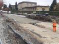 U školy jsou umístěny první betonové L prefarikáty odhlučného tělesa tramvajové tratě. | 21.10.2022
