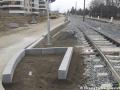 V Novodvorské ulici již probíhá pokládka obrubníků ohraničujících tramvajovou trať. | 11.03.2023
