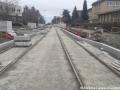 Podél dokončované tratě ve Vlastině ulici jsou již ukládány obrubníky vytyčující vozovku, přechody, nástupiště zastávek a parkovací zálivy. | 13.03.2023