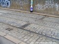 Tyto kolejové odvodňovače v podjezdu u křižovatky Vltavská jsou zaústěny do kanalizační stoky