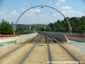 Prostor kolejiště mezi měnírnou Hlubočepy a mostem přes Růžičkovu rokli kryje betonová dlažba