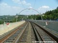 Otevřený svršek kolejiště mostu přes Růžičkovu rokli klesá k terénní výspě mezi oběma mosty v levém oblouku
