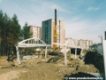 V březnu 2003 je již na místě vzdyčená ocelová konstrukce zastřešení zastávky. | 17.3.2003