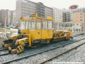 S položením prvních metrů kolejí se na trati objevují i první kolejová vozidla sloužící k dopravě štěrku a podbíjení kolejí - MUV 69.2. | 5.4.2003