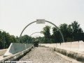 Počátek mostní estakády přes Prokopské údolí s navezeným štěrkem pro pokládku kolejí. | 9.8.2003