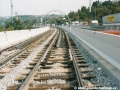 Na mostní estakádě se montují kovové profily proti vyjetí tramvaje. | 17.9.2003