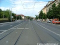 Za křižovatkou Malovanka tramvajové koleje v úrovni vozovky míří v přímém úseku, na náspu v levé části stoupají koleje smyčky Dlabačov.