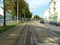 Koleje tramvajové tratě se blíží k prostoru zastávky Drinopol z centra a začíná se stáček v pravém oblouku.
