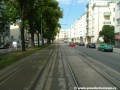 Přímý úsek tramvajové tratě tvořené velkoplošnými panely BKV pokračuje k zastávkám U Kaštanu.