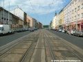 Přímý úsek tramvajové tratě tvořené velkoplošnými panely BKV míří k zastávkám U Kaštanu.