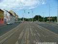 Koleje tramvajové tratě v levém oblouku míří před zastávky Břevnovský klášter...