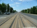 V místě vyústění Hošťálkovy ulice se tramvajová trať opět napřimuje.