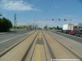 Přímý úsek tramvajové tratě zřízené velkoplošnými panely BKV míří ke světelně řízené křižovatce na Vypichu.