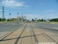 Koleje tramvajové tratě překračují světelně řízenou křižovatku na Vypichu.