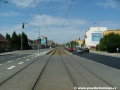 Tramvajová trať pokračuje přímým úsekem v otevřeném svršku mezi protisměrnými ostrůvky zastávek Malý Břevnov.