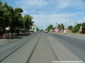 Přímý úsek tramvajové tratě v úrovni komunikace ve středu Bělohorské ulice míří ke smyčce Bílá Hora.