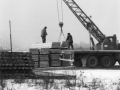 Blížící se velkou rekonstrukci traťového úseku od Malovanky po smyčky Bílá Hora předznamenává skládání mezikolejových panelů a velkoplošných panelů BKV poblíž smyčky Vypich. | 1984