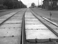 Rekonstruovaná trať v Bělohorské ulici se zádlažbovými panely v pohledu ke smyčce Bílá Hora. | 1975