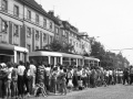 Zastávka Malovanka do centra praskající pod náporem cestujících, kteří se po skončení cvičení na Strahovském stadionu vrací domů. | červenec 1975