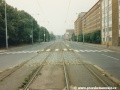 Původní podoba tramvajové tratě v úseku smyčka Černokostelecká - křižovatka Vinice s rozpadajícím se asfaltovým zákrytem a zastávkami bez nástupních ostrůvků. | 20.8.1995