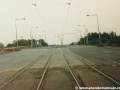 Původní podoba tramvajové tratě v úseku smyčka Černokostelecká - smyčka Ústřední dílny DP s rozpadajícím se asfaltovým zákrytem a zastávkami bez nástupních ostrůvků. | 20.8.1995