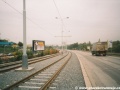 Dočasně provozovaná tramvajová trať v úseku smyčka Ústřední dílny DP - smyčka Černokostelecká s nedokončenou povrchovou úpravou přechodů a přejezdů přes otevřený svršek. | 27.9.2001