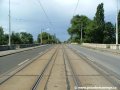 Tramvajová trať vedená po mostovce Libeňského mostu pokračuje ke stejnojmenným zastávkám