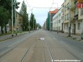 Ve středu Dělnické ulice pokračuje tramvajová trať v přímém úseku tvořeném velkoplošnými panely BKV