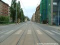 Ve středu Dělnické ulice pokračuje tramvajová trať v přímém úseku tvořeném velkoplošnými panely BKV a za křižovatkou s ulicí V Háji jsou na přilehlých chodnících zřízeny zastávky Maniny