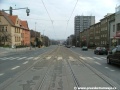 Tramvajová trať překračuje další světelně řízenou křižovatku se Starodejvickou ulicí.