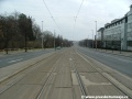 Prostor zastávky Hadovka z centra, trať se zde viditelně pravým obloukem srovnává do nové osy.