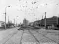 Provizorní jednokolejná tramvajová trať položená jen na vozovce umožňovala provoz vokovické vozovny i v období rekonstrukce a rozšiřování komunikace. | 26.3.1967