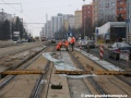 Probíhající betonáž středového pásu mezi protisměrnými velkoplošnými panely BKV přeložky Horoměřická. | 30.1.2011