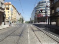 Rozvětvení tramvajové tratě od zastávky Orionka, přímý směr míří na Olšanské náměstí, pravé oblouky do zastávky Flora. Zatímco rozjezdová výhybka je bloková a standardní délky, výhybka sjezdová je zřízena formou krátké kolejové splítky.
