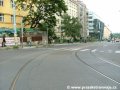 Ještě v odbočujících obloucích končí dlažba křižovatky Flora a Vinohradskou ulici koleje překračují s asfaltovým krytem kolejí
