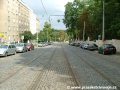 Tramvajová trať klesá Jičínskou ulicí k Olšanskému náměstí