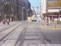 Pohled do jednokolejky z cca poloviny Václavského náměstí, vpravo je k zahlédnutí sloup se světelnou signalizací pro automobily.