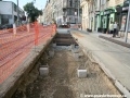 Betonové patky pro uložení kolejnic NT1 v pohledu ke křižovatce Mánes, kde jsou uložené dřevěné pražce | 10.6.2010