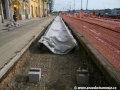 Pod krycí plachtou je před nepříznivými účinky počasí schována dokončená kolej do centra | 10.6.2010