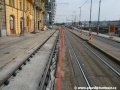 Dokončená traťová kolej od zastávky Jiráskovo náměstí ke křižovatce Mánes systémem W-tram, zatímco prostor protisměrné koleje nadále zachované v konstrukci velkoplošných panelů BKV využívají automobily jako dočasnou vozovku | 13.6.2010