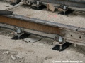 Podkladnice se šrouby ukotvenými do betonové desky zatím visí ve vzduchu, zbývá dokončit plastbetonové hrobečky. | 24.7.2011