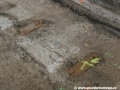 V zachovalé původní betonové desce stále objevuje původní podkladnice. | 24.7.2011