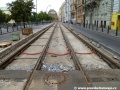 Díky zachovalosti původní betonové desky je trať v úseku Mánes - Národní divadlo rekonstruována s jejím využitím, kdy jsou kolejnice s pomocí plastbetonových hrobečků upevňovány na ní. | 29.7.2011