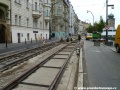 Díky zachovalosti původní betonové desky je trať v úseku Mánes - Národní divadlo rekonstruována s jejím využitím, kdy jsou kolejnice s pomocí plastbetonových hrobečků upevňovány na ní. | 29.7.2011
