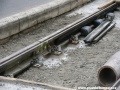 Podkladnice s upevňovacími šrouby zakrývají před zabetonováním plastové krytky. | 13.8.2011