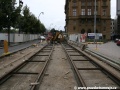 Za přejezdem ze Žofína jsou zatím zajišťovány kolejnice rozchodnicemi před umístěním na plastbetonové hrobečky do původní betonové desky. | 13.8.2011