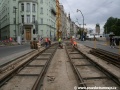 Za přejezdem ze Žofína jsou zatím zajišťovány kolejnice rozchodnicemi před umístěním na plastbetonové hrobečky do původní betonové desky. | 13.8.2011