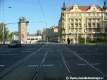 Tramvajová trať se napřimuje a ve velkoplošných panelech BKV překračuje světelně řízenou křižovatku na Jiráskově náměstí